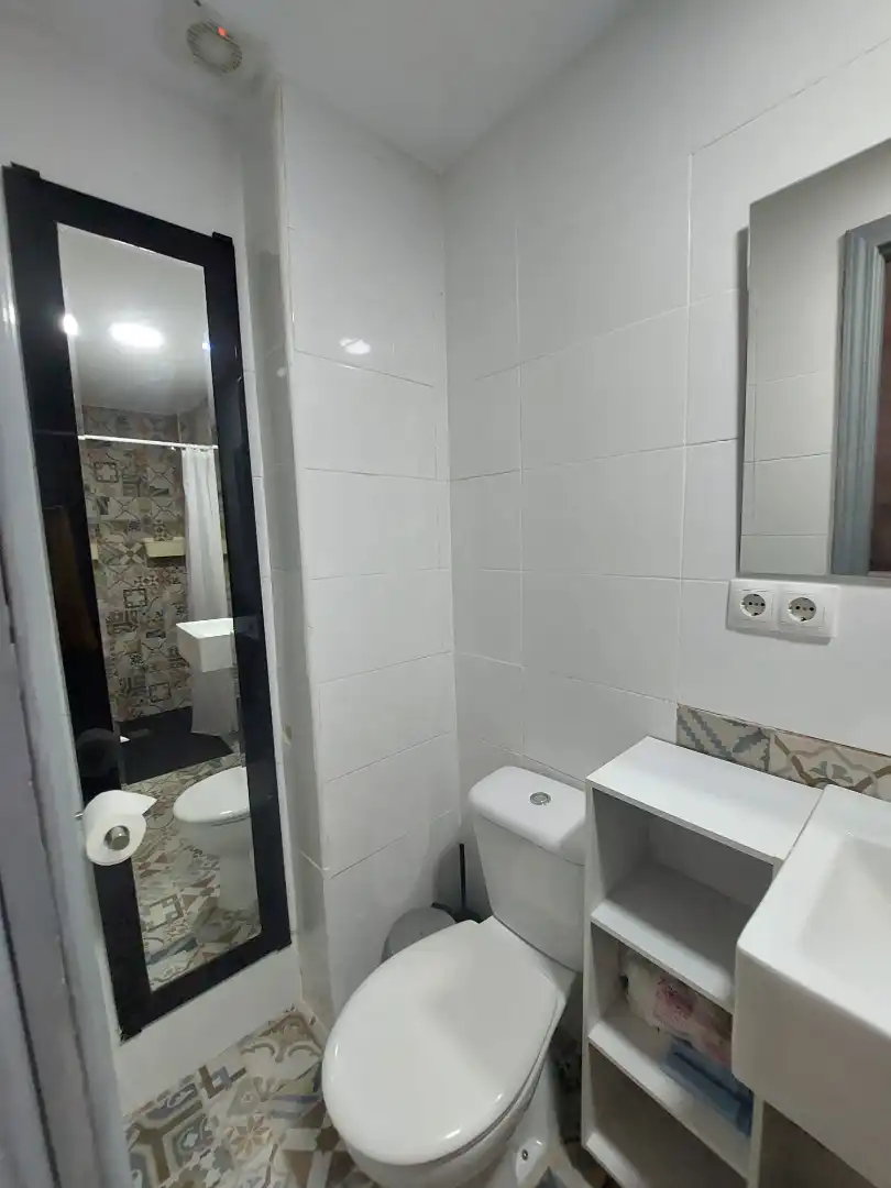 Bany de Estudi de lloguer en Benalmádena amb Terrassa, Moblat i Piscina comunitària