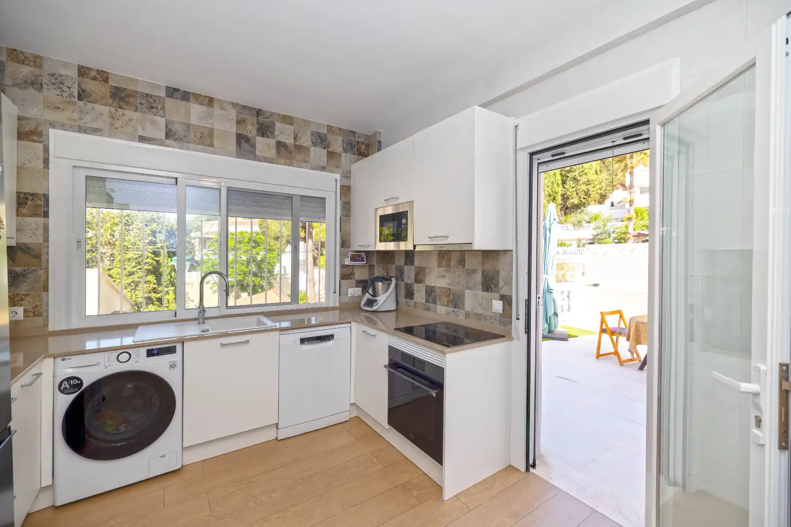 Kitchen of Houses for sale in Málaga  with Air Conditioner, Heating and Private garden