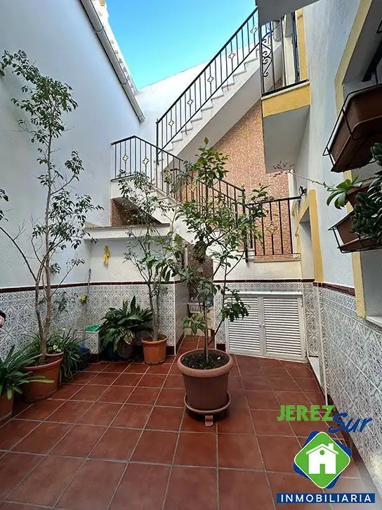 Jardí de Casa adosada en venda en Jerez de la Frontera amb Aire condicionat, Terrassa i Traster