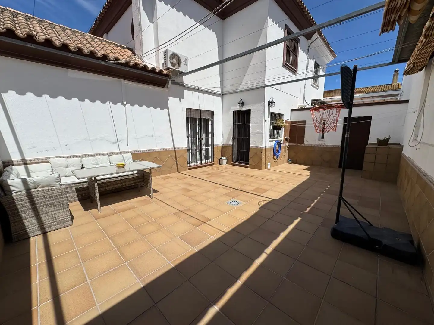 Vista exterior de Casa adosada en venda en Sanlúcar de Barrameda amb Aire condicionat i Traster