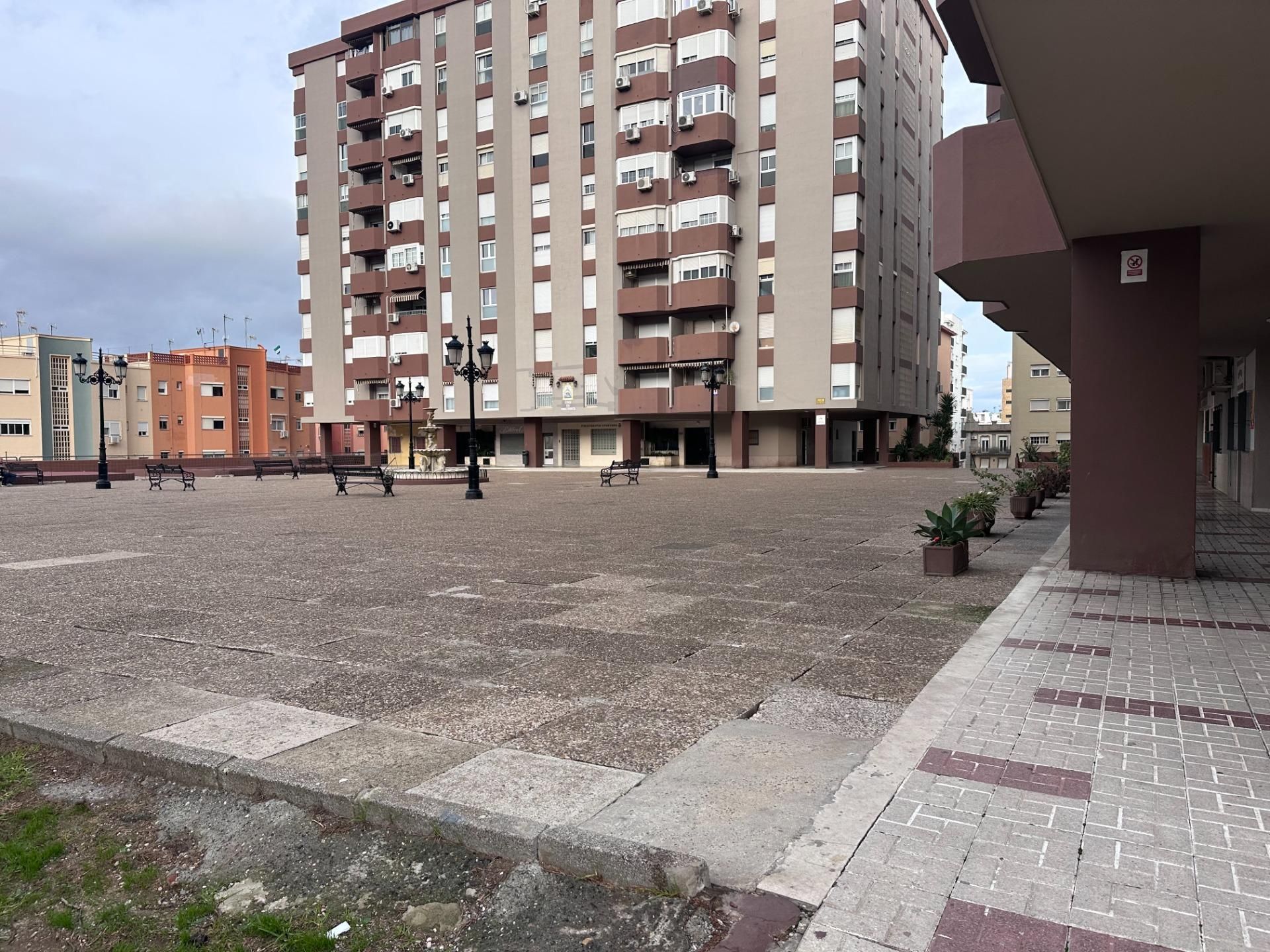 Vista exterior de Pis en venda en Algeciras amb Terrassa