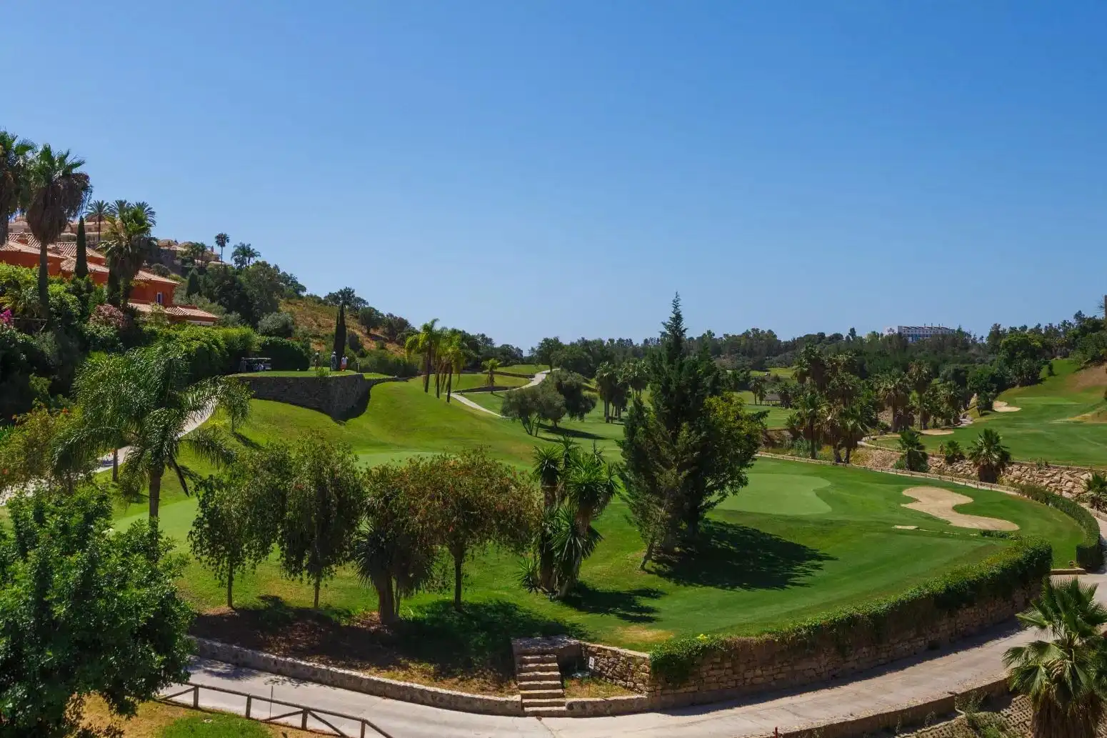 Außenansicht von Wohnungen zum Verkauf in Marbella mit Klimaanlage, Heizung und Privatgarten