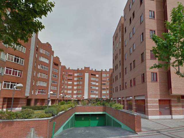 Garaje en Alquiler en Calle Roble, 1 en La Victoria - Puente Jardín