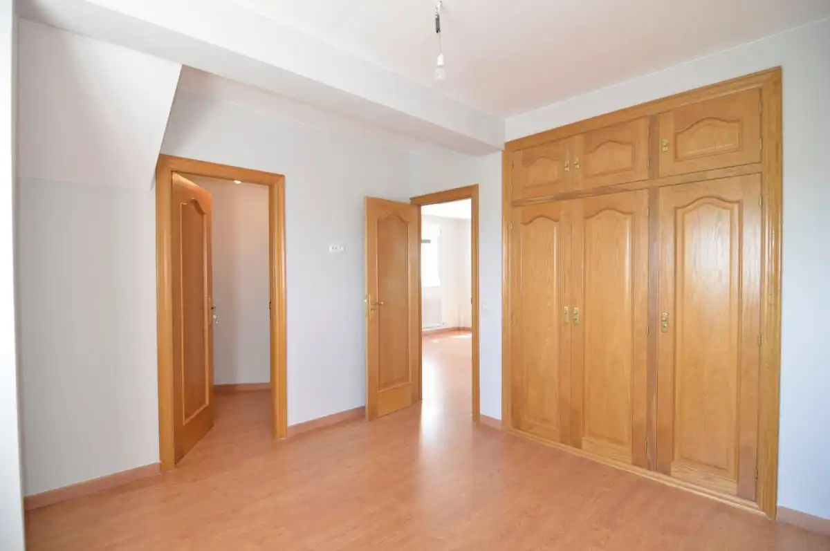 Dormitori de Casa o xalet en venda en Calvarrasa de Abajo amb Terrassa, Piscina i Moblat