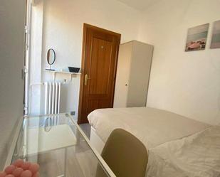 Bedroom of Flat to share in  Madrid Capital  with Washing machine