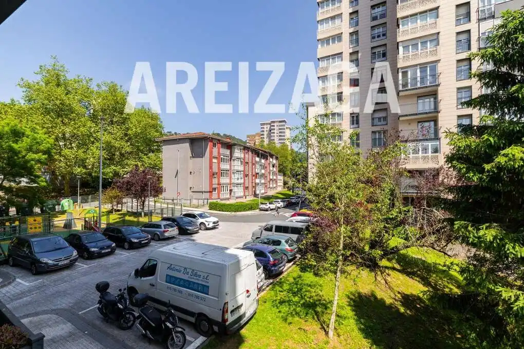 Vista exterior de Pis en venda en Donostia - San Sebastián  amb Calefacció, Moblat i Balcó