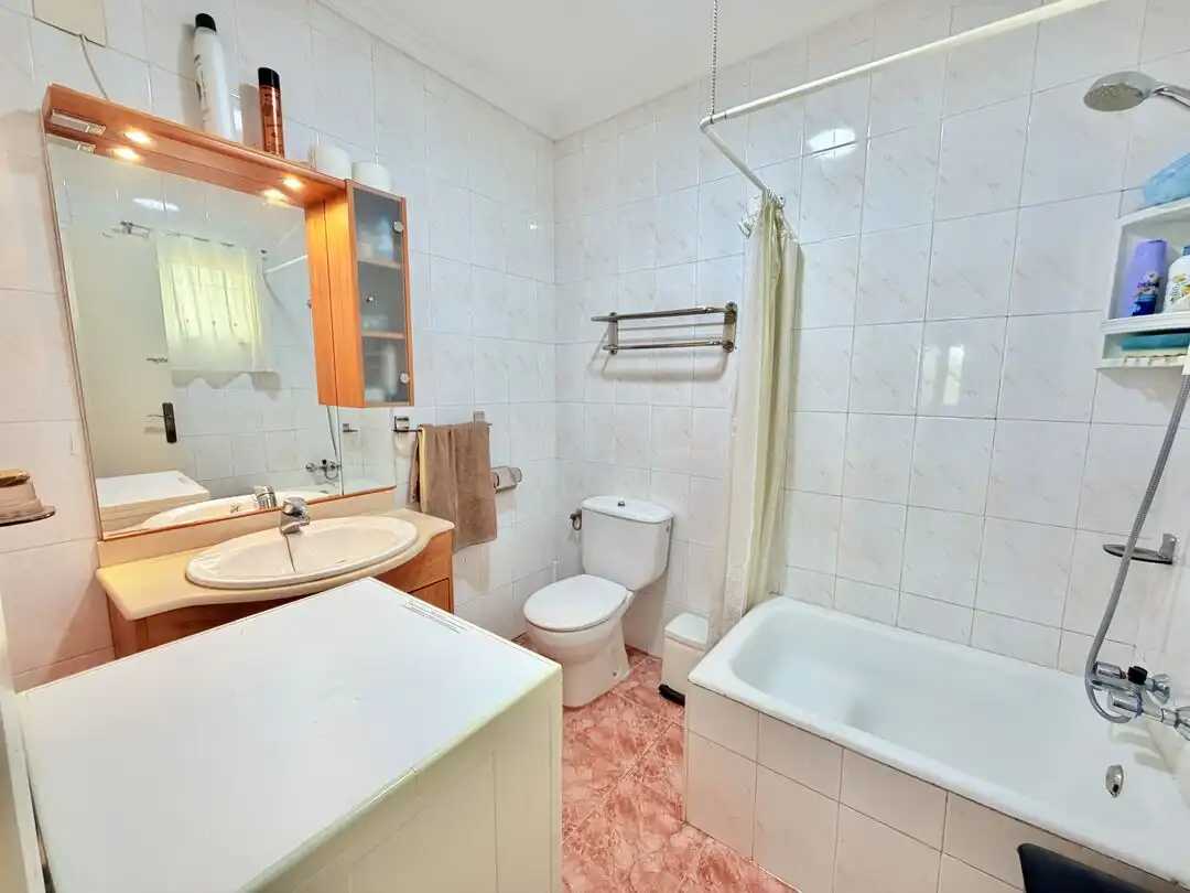 Bany de Casa o xalet en venda en Benamocarra amb Jardí privat i Moblat
