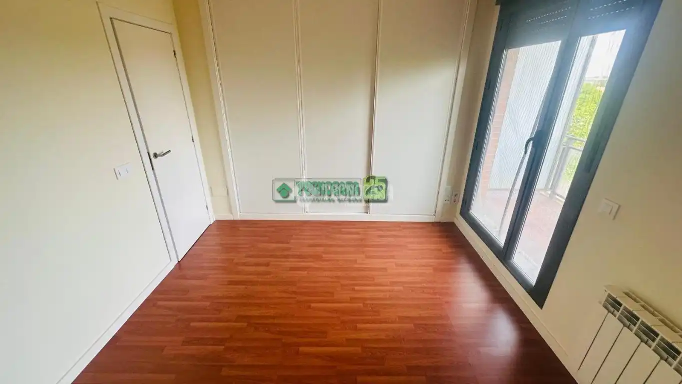 Dormitori de Casa adosada en venda en Bargas amb Calefacció i Piscina comunitària
