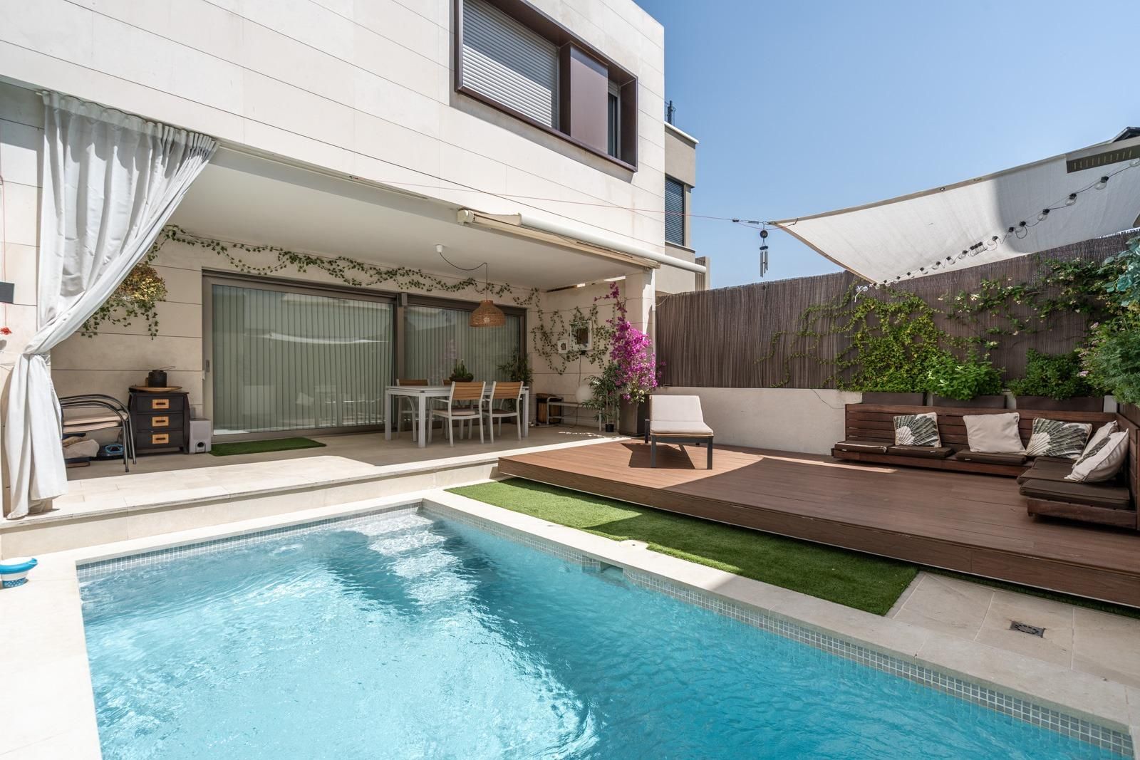 Swimming pool of Single-family semi-detached for sale in  Madrid Capital  with Air Conditioner, Terrace and Swimming Pool