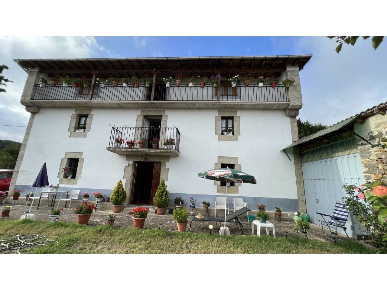 Vista exterior de Casa o xalet en venda en Espinosa de los Monteros amb Jardí privat, Terrassa i Moblat