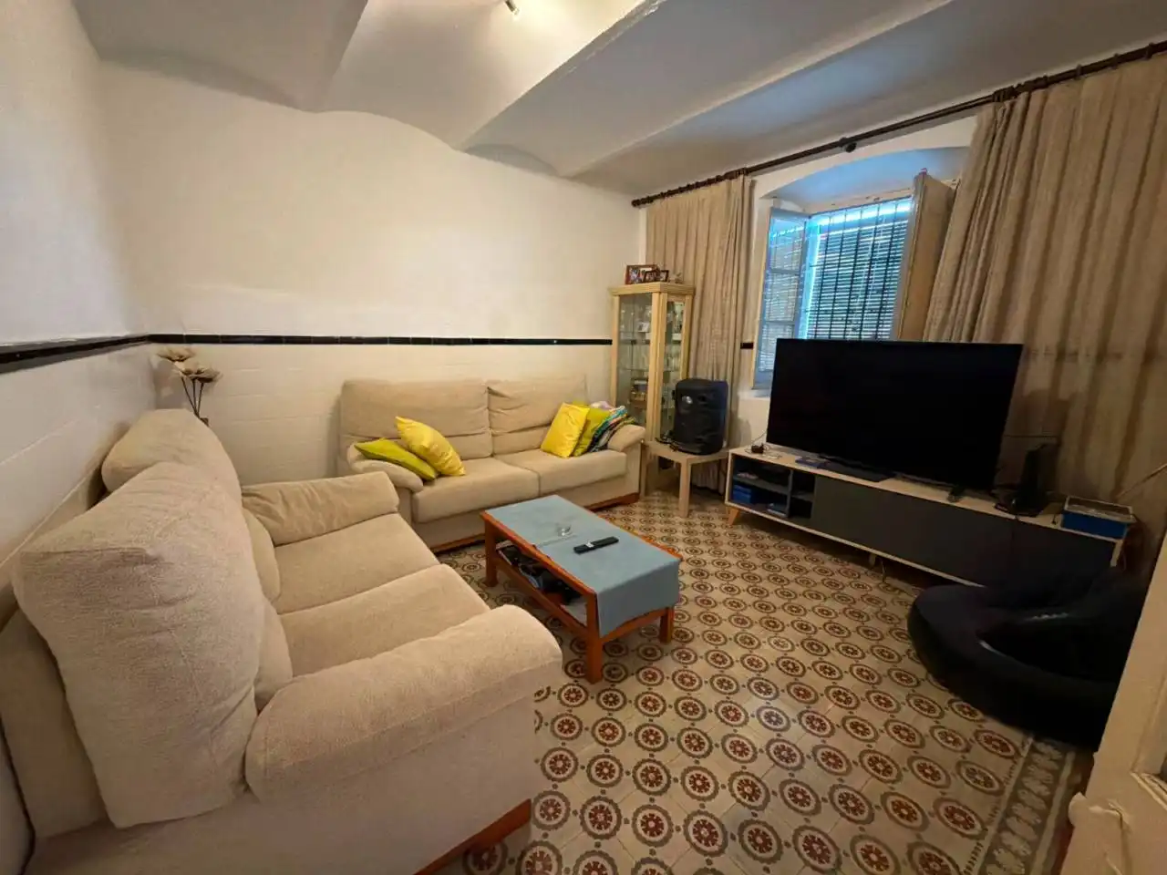 Sala d'estar de Casa adosada en venda en Porqueres amb Jardí privat i Terrassa