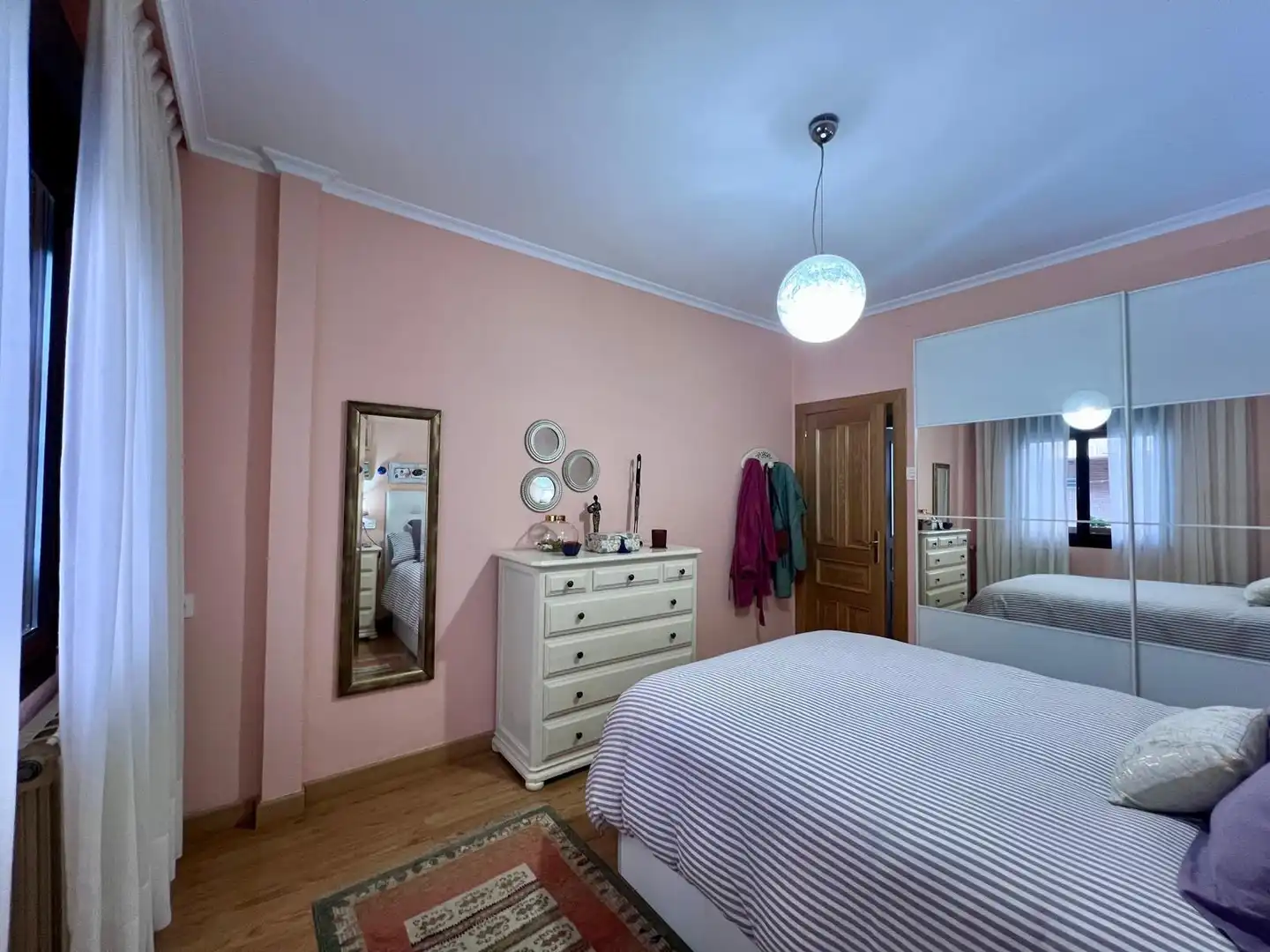 Dormitori de Casa o xalet en venda en Oviedo  amb Calefacció i Traster