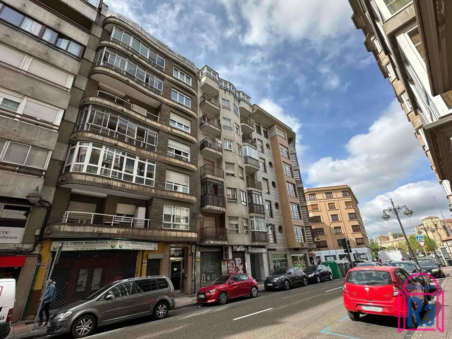 Vista exterior de Pis en venda en León Capital  amb Calefacció i Terrassa