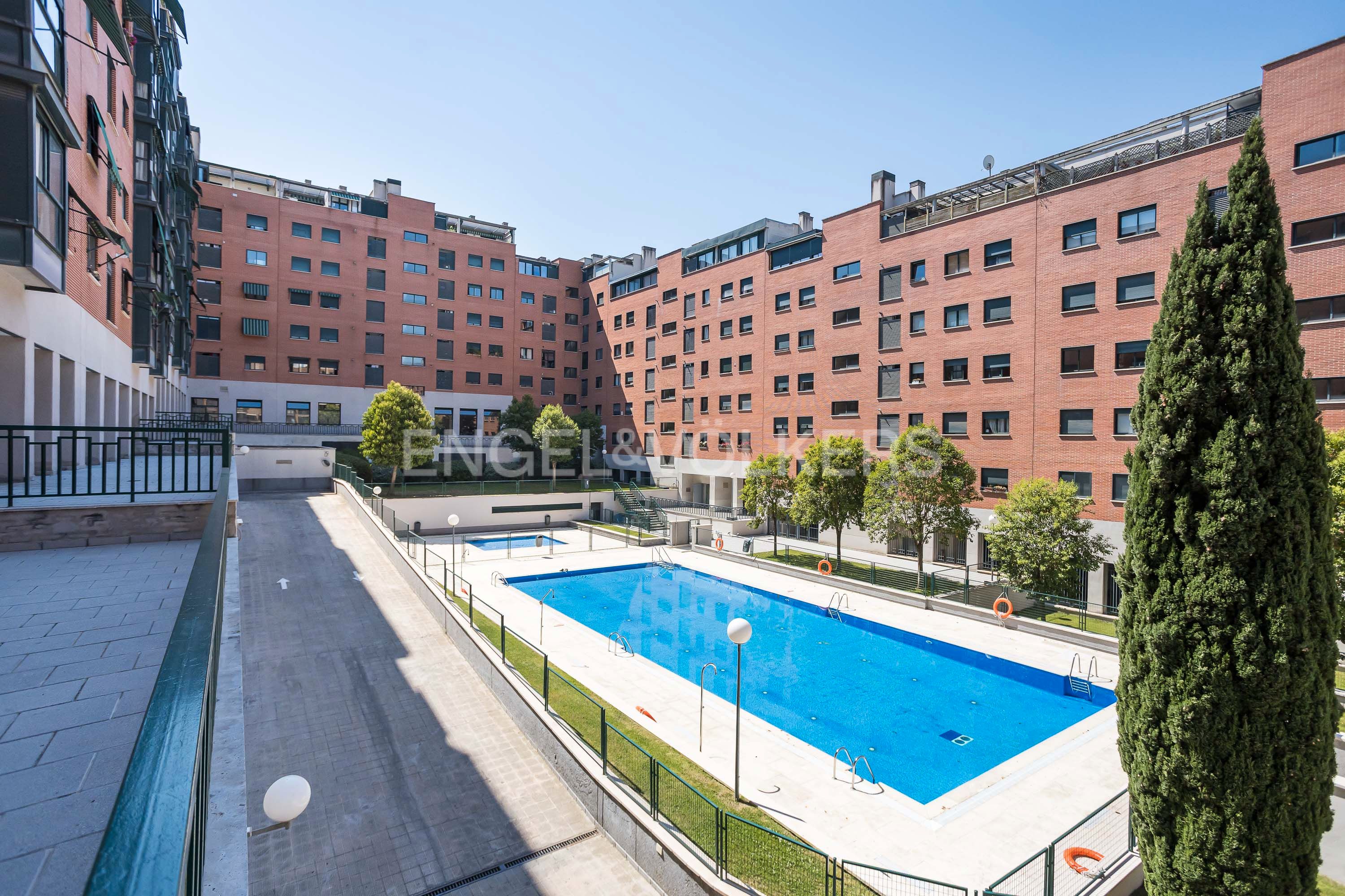 Vista exterior de Apartament en venda en  Madrid Capital amb Aire condicionat, Calefacció i Jardí privat