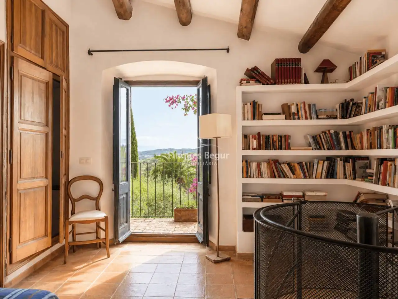 Sala d'estar de Finca rústica en venda en Mont-ras amb Calefacció, Jardí privat i Terrassa