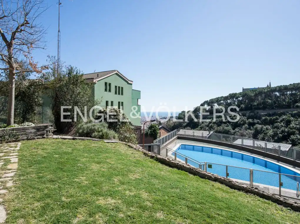 Außenansicht von Einfamilien-Reihenhaus zur Miete in Barcelona mit Heizung, Terrasse und Schwimmbad