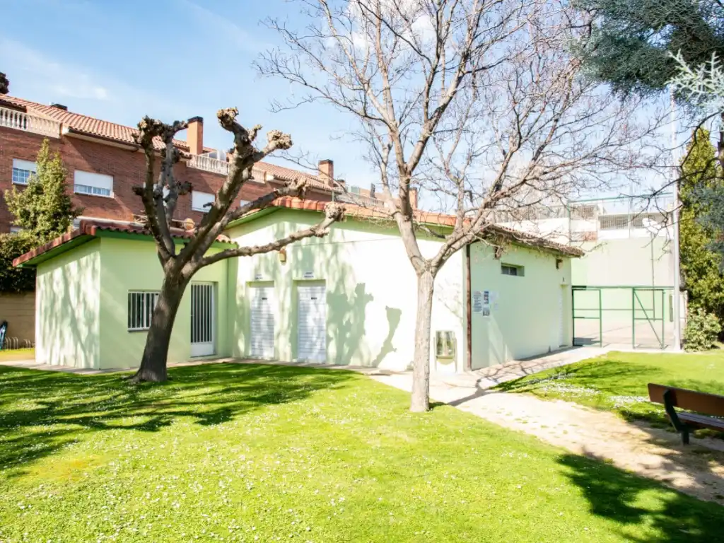 Vista exterior de Casa adosada en venda en Cuarte de Huerva amb Aire condicionat, Jardí privat i Piscina