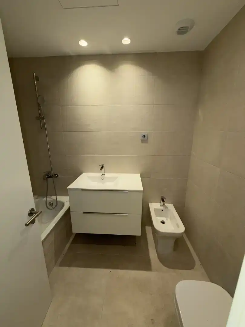 Badezimmer von Wohnung zur Miete in Granada mit Klimaanlage, Privatgarten und Parkett