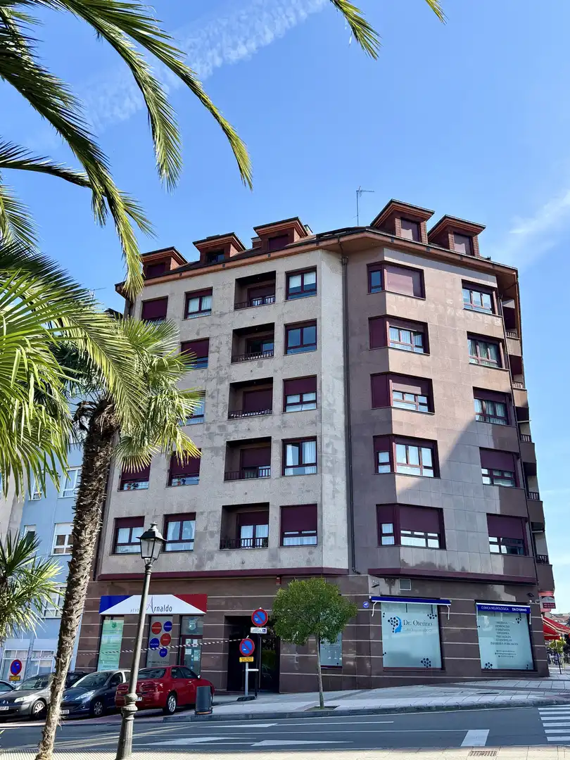 Vista exterior de Piso en venta en Oviedo  con Calefacción, Jardín privado y Parquet