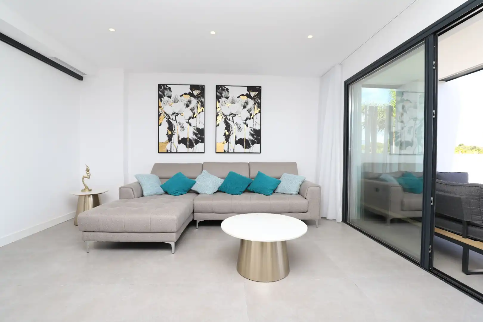 Sala d'estar de Apartament de lloguer en Estepona amb Aire condicionat, Calefacció i Terrassa