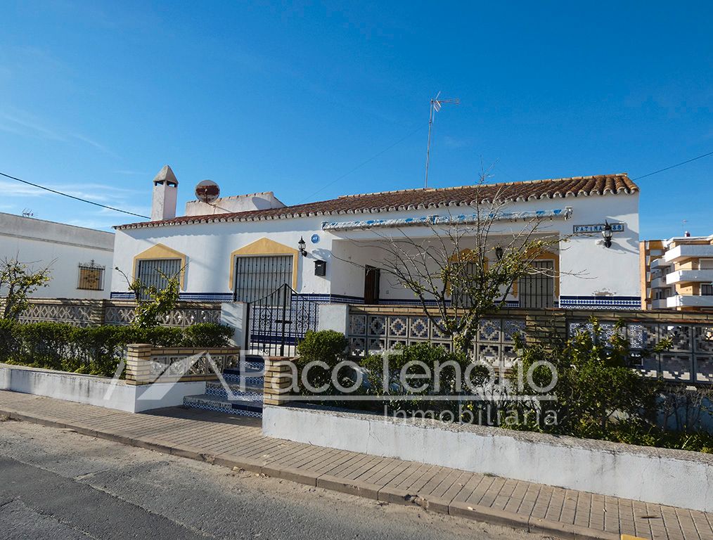 Vista exterior de Casa o xalet en venda en La Antilla amb Jardí privat, Terrassa i Traster