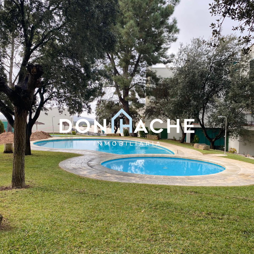 Piscina de Pis en venda en Mérida amb Terrassa i Moblat