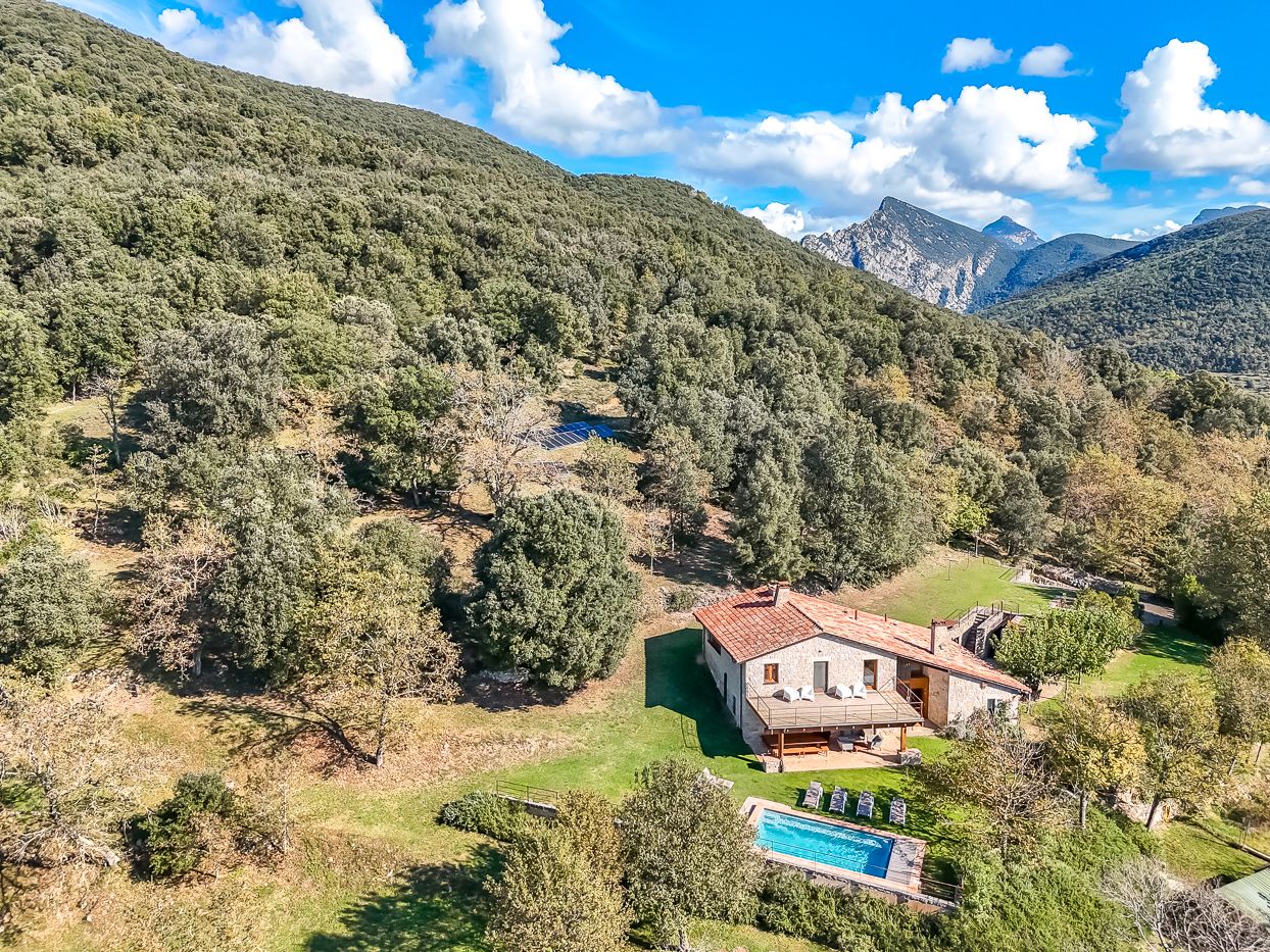 Außenansicht von Country house zum verkauf in Montagut i Oix mit Heizung, Schwimmbad und Möbliert