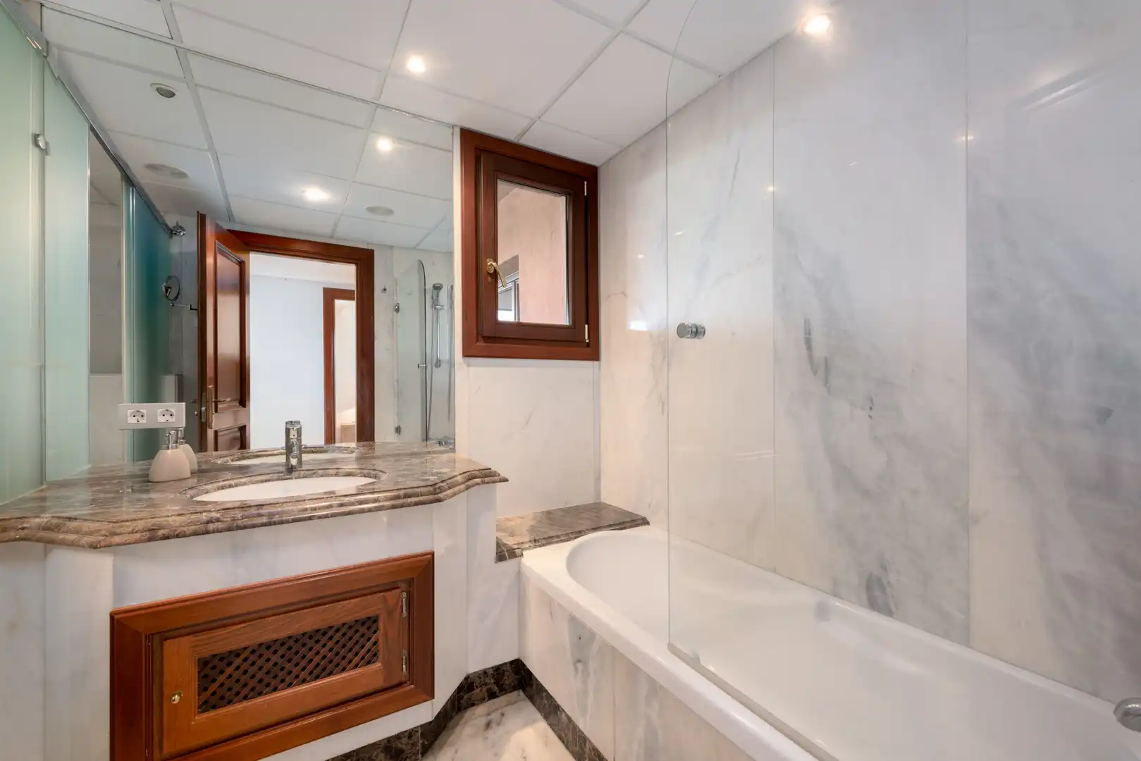 Bany de Apartament en venda en Estepona amb Aire condicionat, Terrassa i Piscina