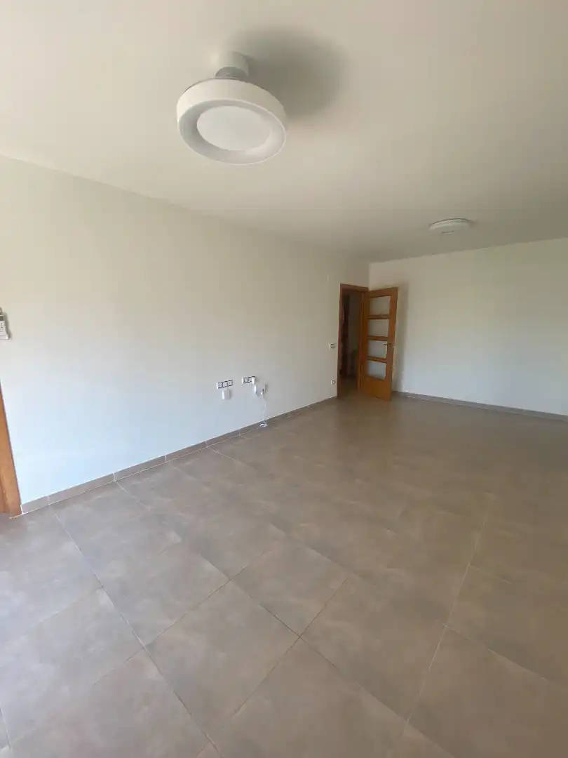 Wohnung zur Miete in Tordera mit Klimaanlage, Heizung und Ofen