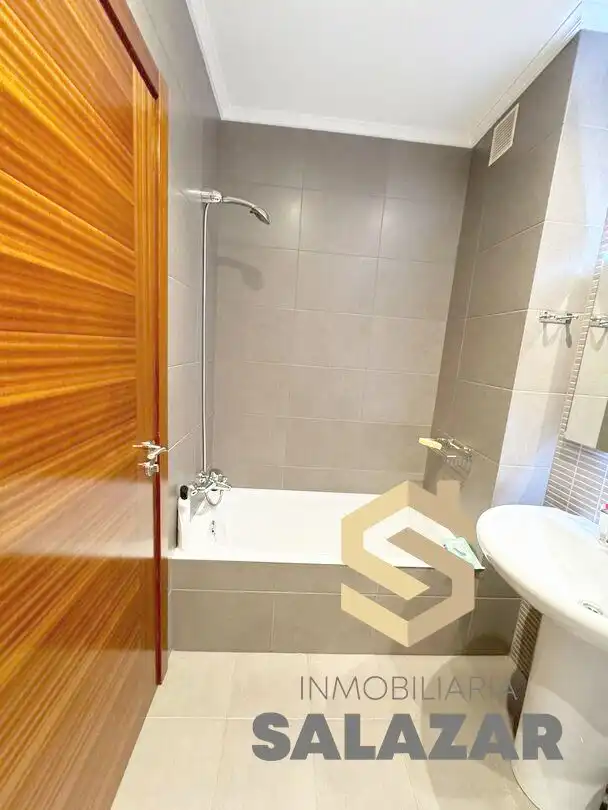 Bathroom of Flat for sale in Bilbao   with Air Conditioner, Heating and Storage room