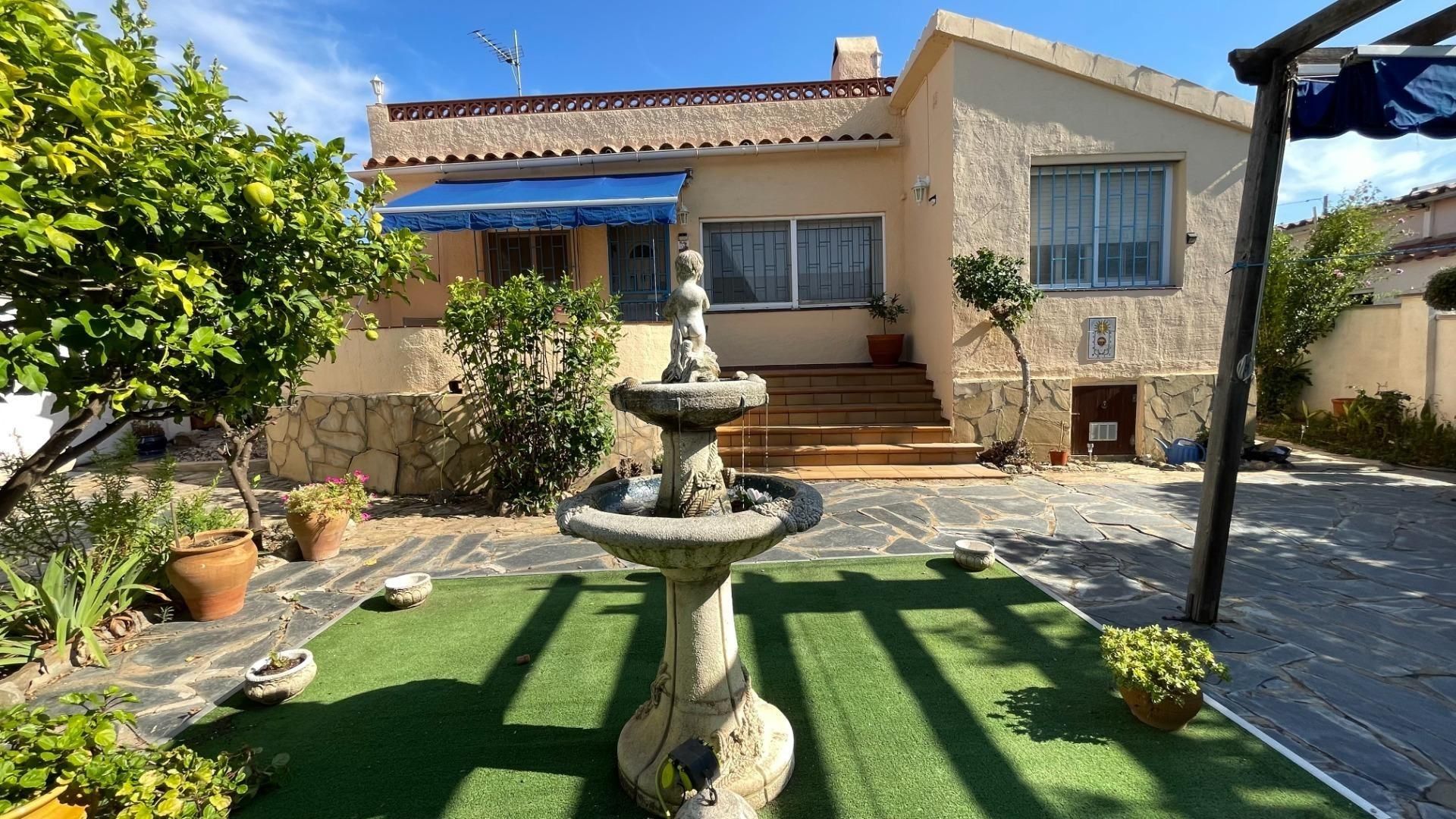 Vista exterior de Casa o xalet en venda en Roses amb Jardí privat, Terrassa i Moblat