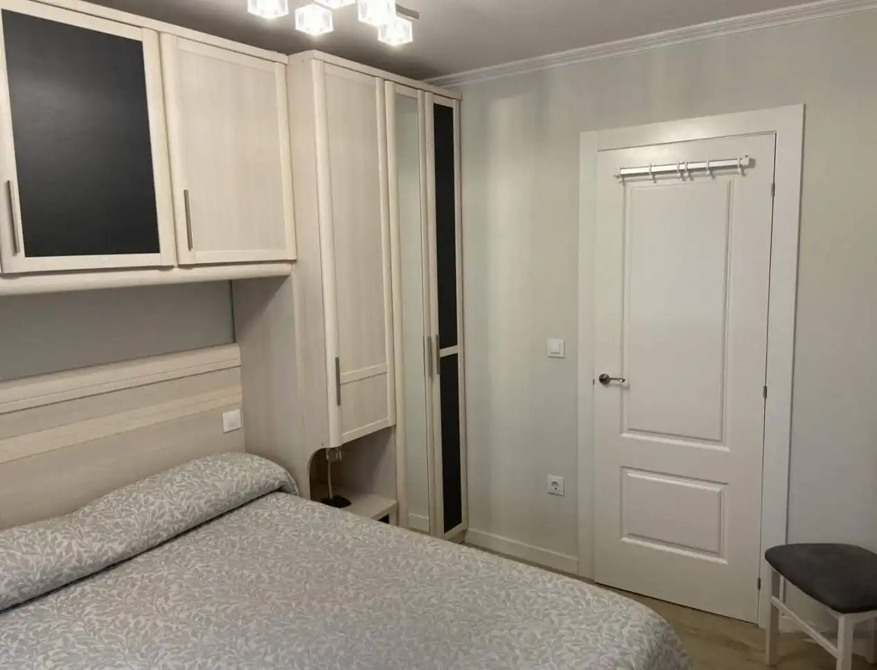 Schlafzimmer von Wohnung zur Miete in Gijón  mit Heizung, Parkett und Möbliert