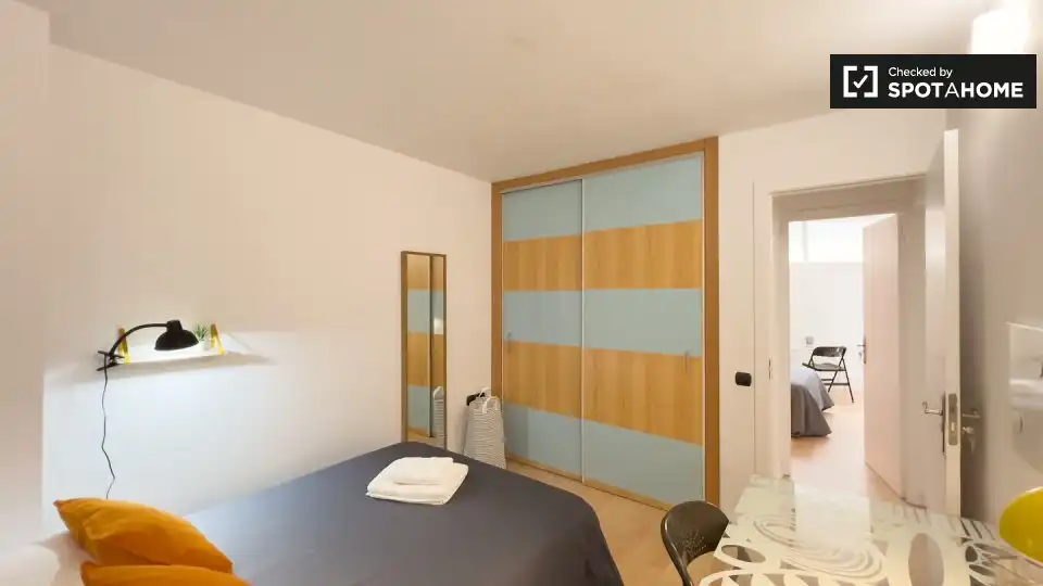 Bedroom of Flat for share in Barcelona  with Air Conditioner, Heating and Furnished