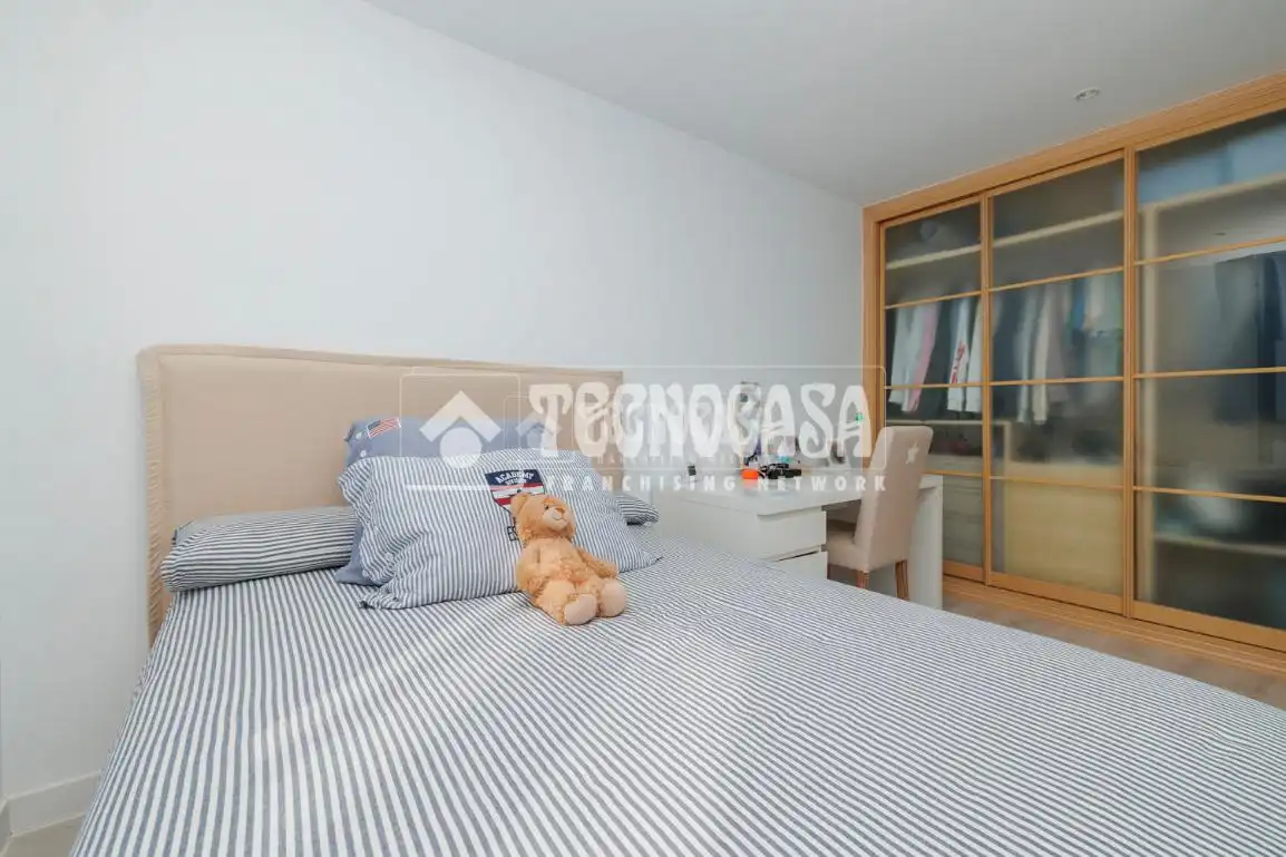 Habitación de Casa adosada en venta en Tres Cantos con Calefacción, Balcón y Piscina comunitaria