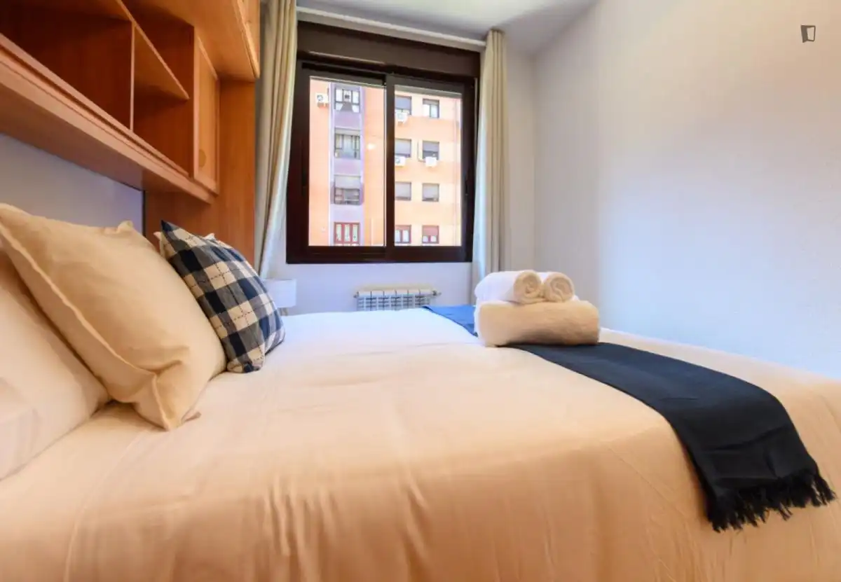 Dormitori de Apartament de lloguer en Madrid amb Aire condicionat, Calefacció i Moblat