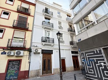 Pis amb balcó en venda a Carrer de Moret 8