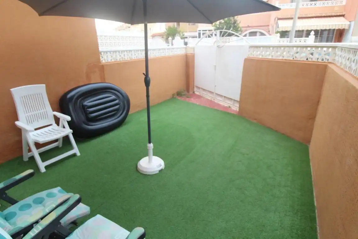 Terrassa de Casa adosada en venda en Torrevieja amb Jardí privat, Terrassa i Moblat