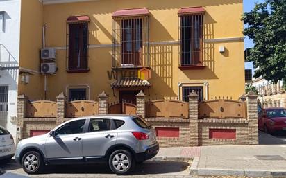 Vista exterior de Casa o xalet en venda en  Sevilla Capital amb Terrassa i Balcó