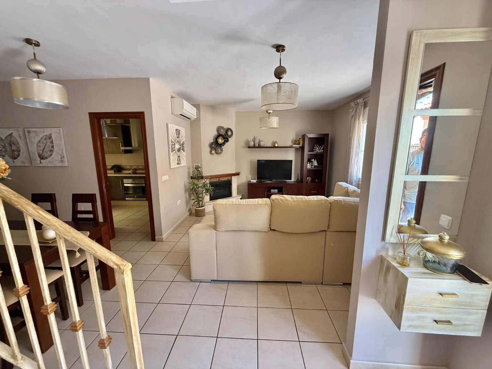 Sala d'estar de Casa adosada en venda en Pizarra amb Aire condicionat, Terrassa i Balcó