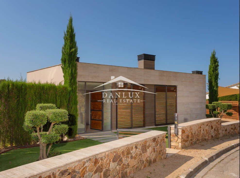 Vista exterior de Casa o xalet en venda en Tossa de Mar amb Jardí privat, Terrassa i Traster