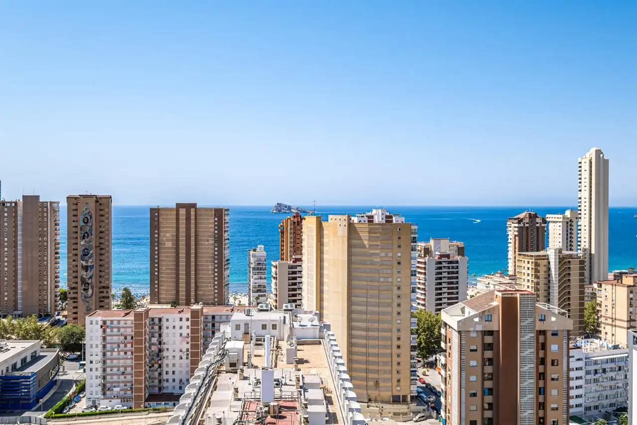 Vista exterior de Pis en venda en Benidorm amb Piscina i Moblat