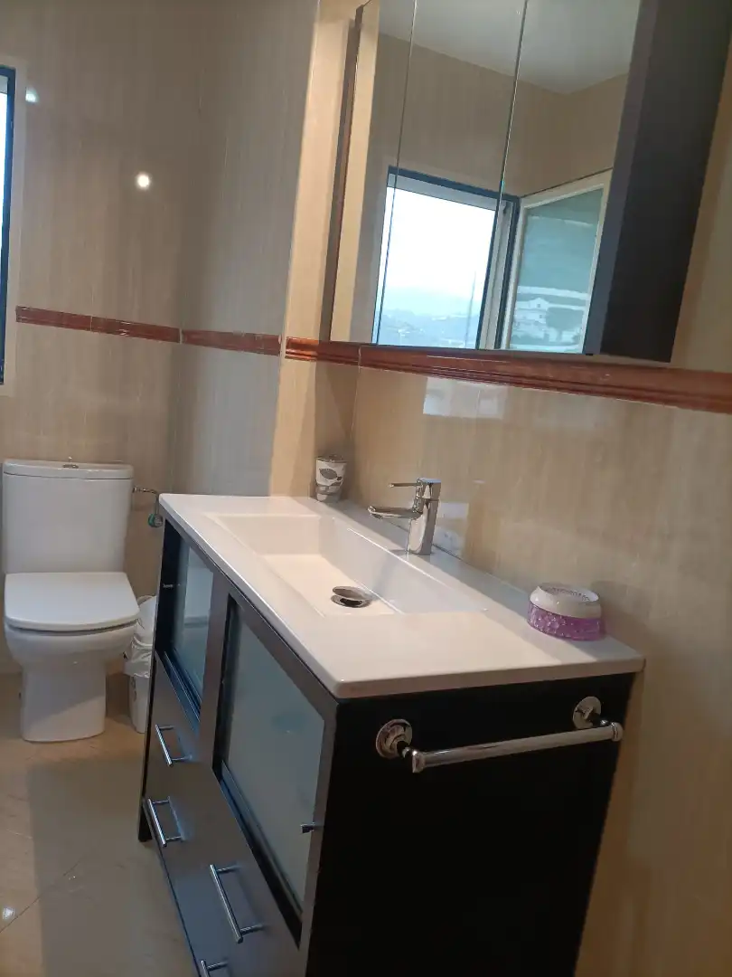 Badezimmer von Wohnung zur Miete in Almuñécar mit Klimaanlage, Heizung und Terrasse