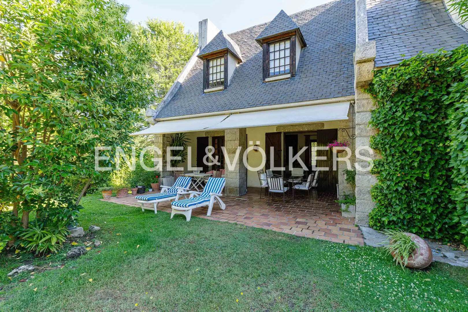 Vista exterior de Casa o chalet en venta en Pozuelo de Alarcón con Calefacción, Jardín privado y Piscina