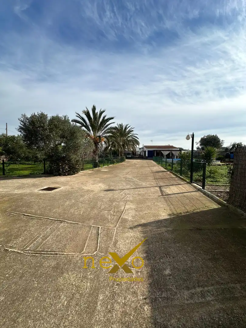 Chalet con piscina en venta en Carmona, imagen 2