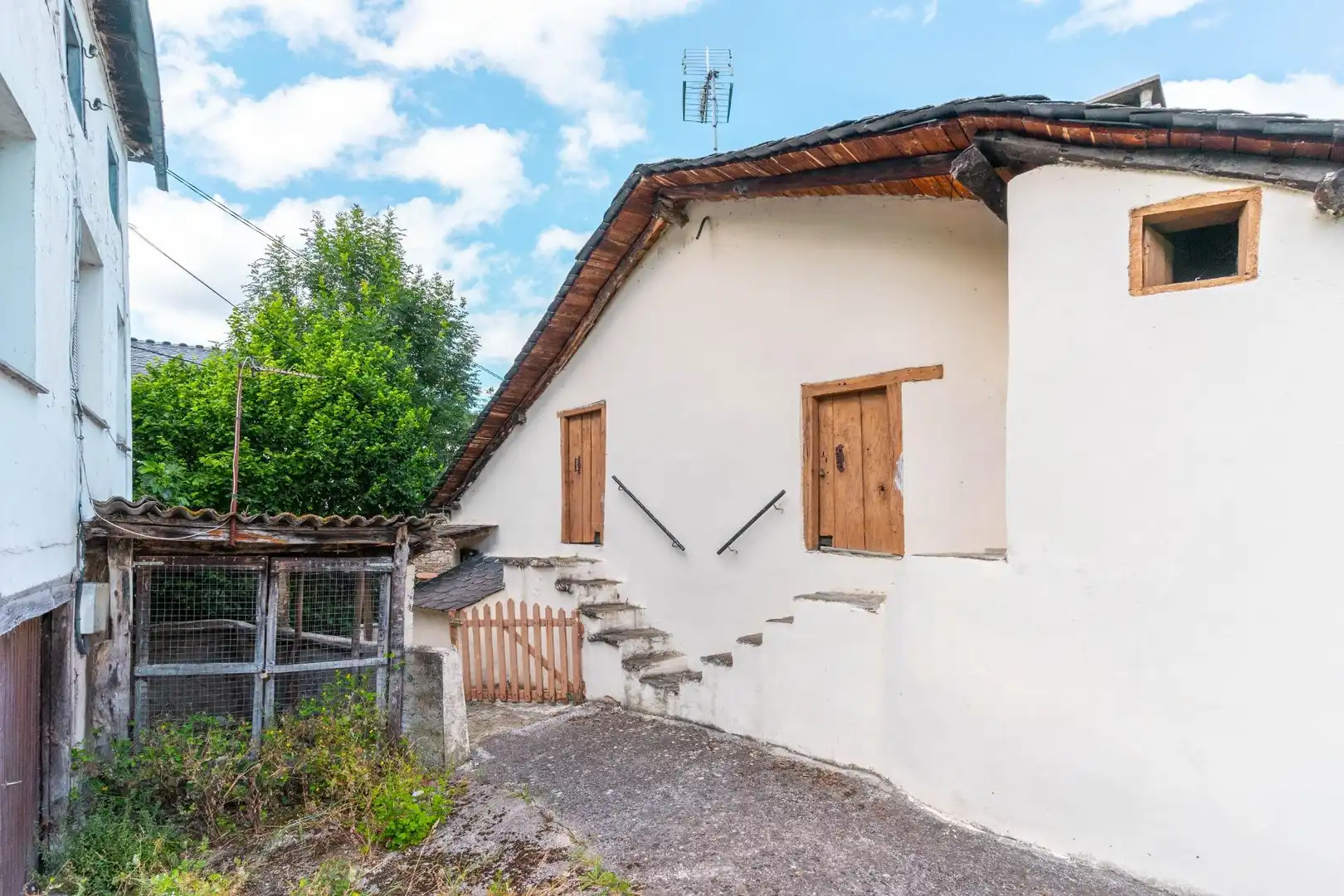 Vista exterior de Casa o chalet en venta en Cangas del Narcea con Jardín privado, Amueblado y Balcón