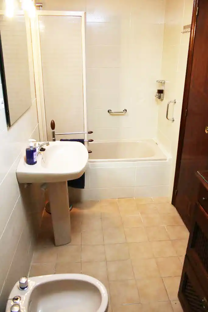 Bathroom of Flat for rent in Granada  with Air Conditioner, Heating and Furnished
