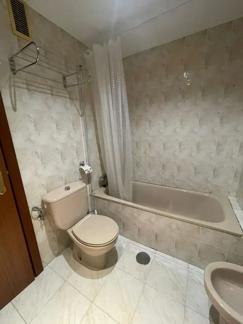 Bany de Pis de lloguer en Móstoles amb Aire condicionat, Calefacció i Moblat