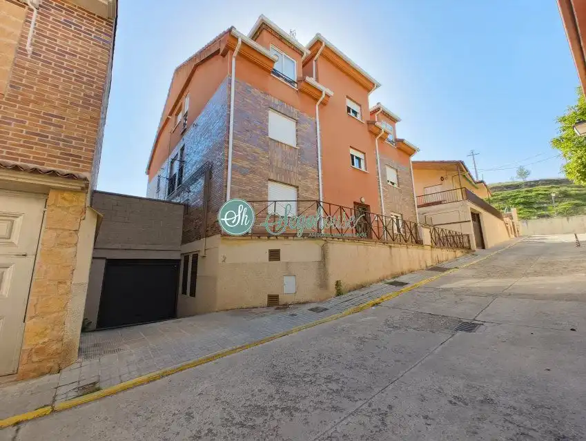 Vista exterior de Piso en venta en Bernuy de Porreros con Calefacción, Terraza y Trastero