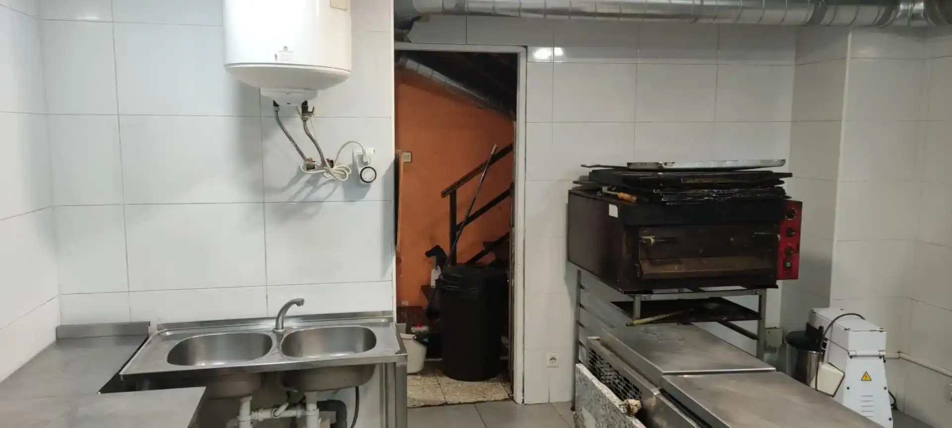 Cuina de Local de lloguer en Portugalete amb Aire condicionat