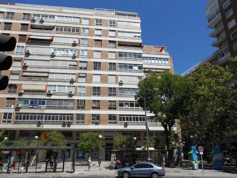 Vista exterior de Piso en venta en Madrid con Calefacción